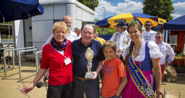 Uli Nissen (v.l.) überreicht den Pokal an Rainer Greb, Sebastian und Brunnenkönigin Bianca. Foto: Christes